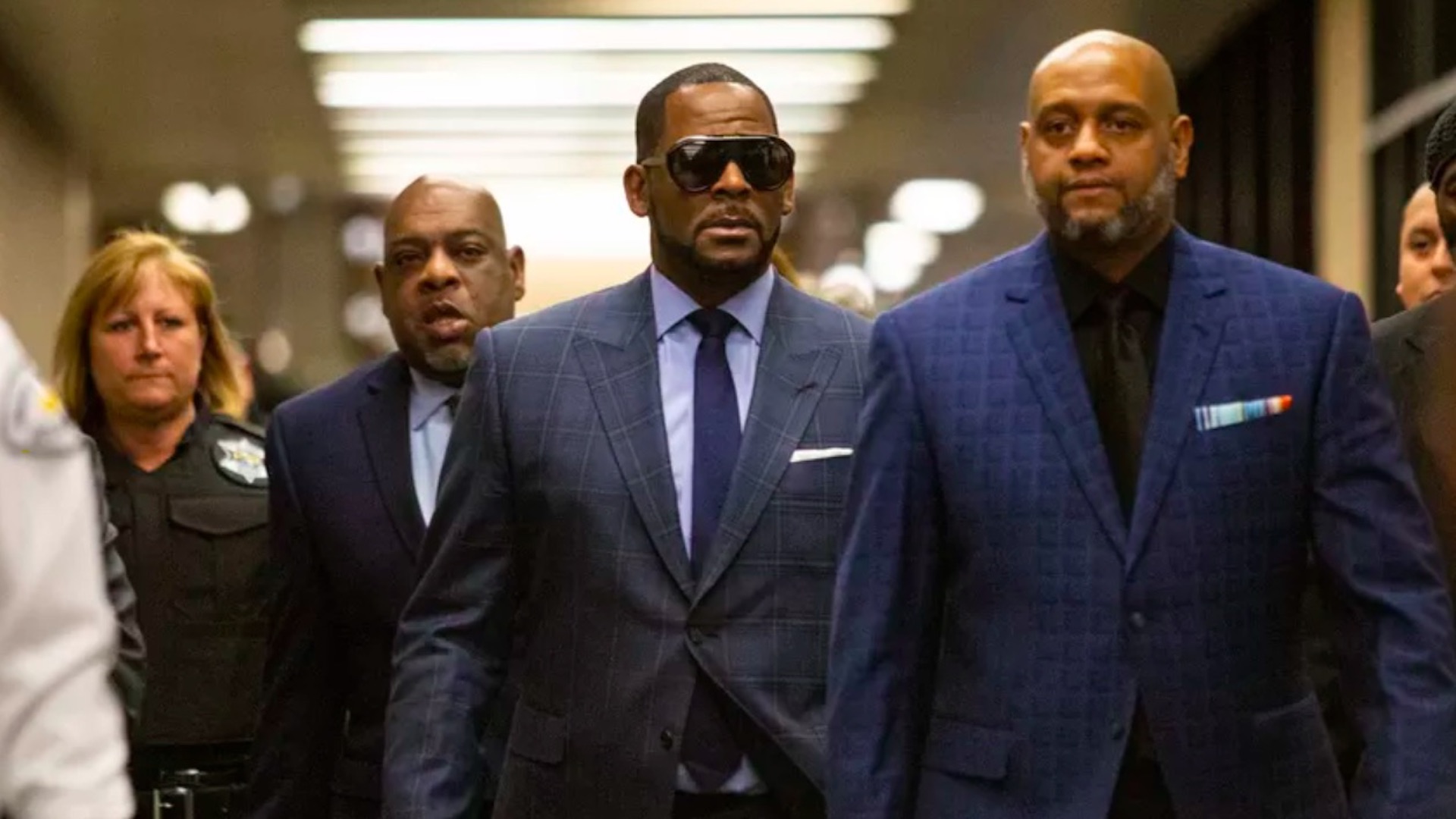 Presentan cargos contra tres hombres acusados de amenazar e intimidar a víctimas de R. Kelly