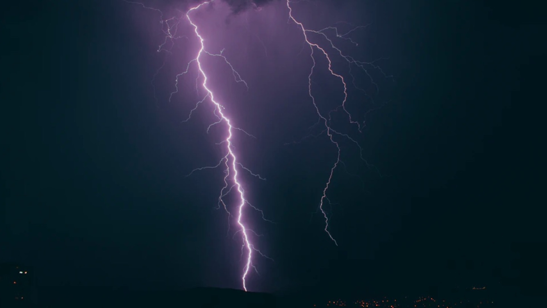 Rayo mata a nueve adolescentes mientras jugaban futbol en Uganda