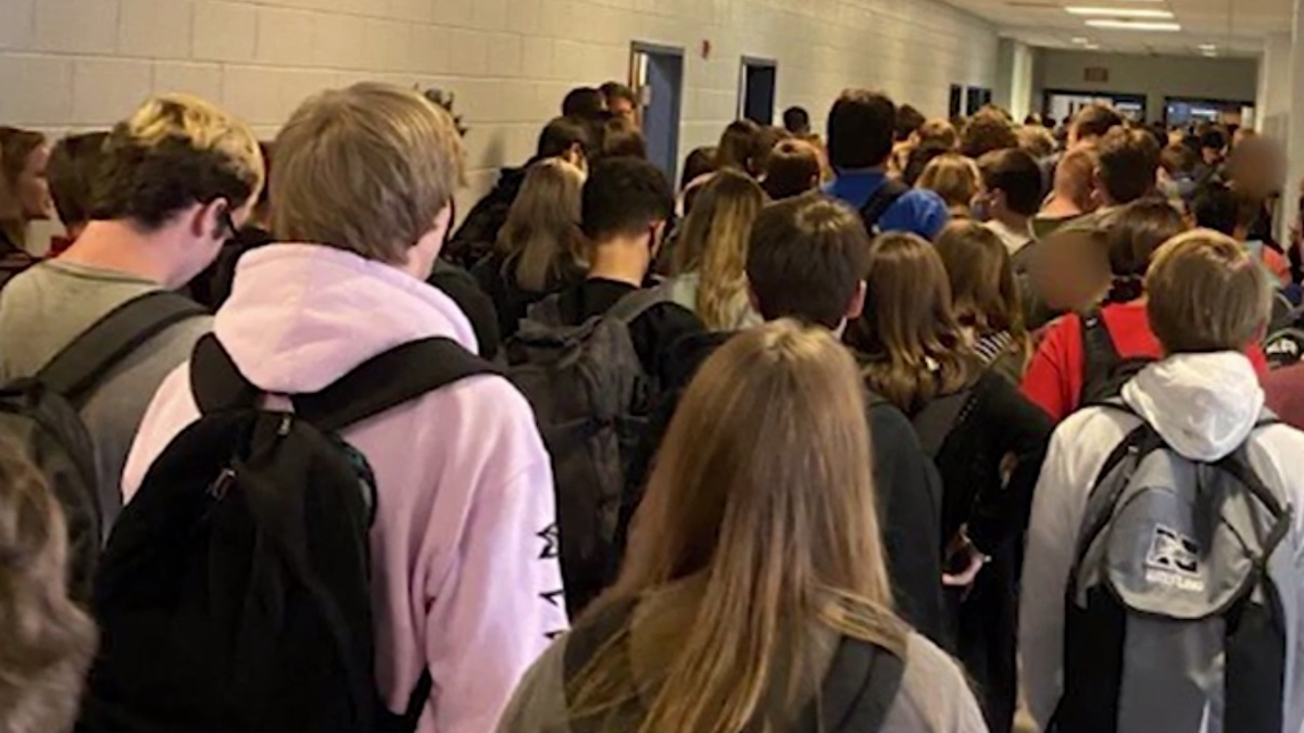 En cuarentena, más de 200 estudiantes en Georgia tras primera semana de clases