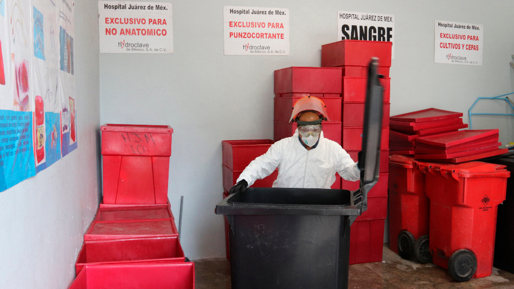 La crucial labor de manejar desechos peligrosos de COVID-19 en un hospital