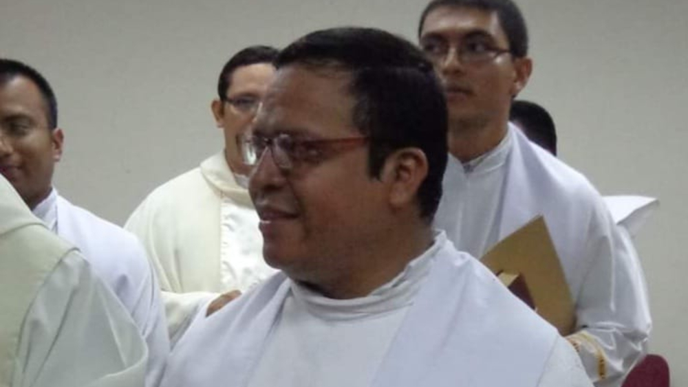 Matan a tiros a sacerdote católico en El Salvador