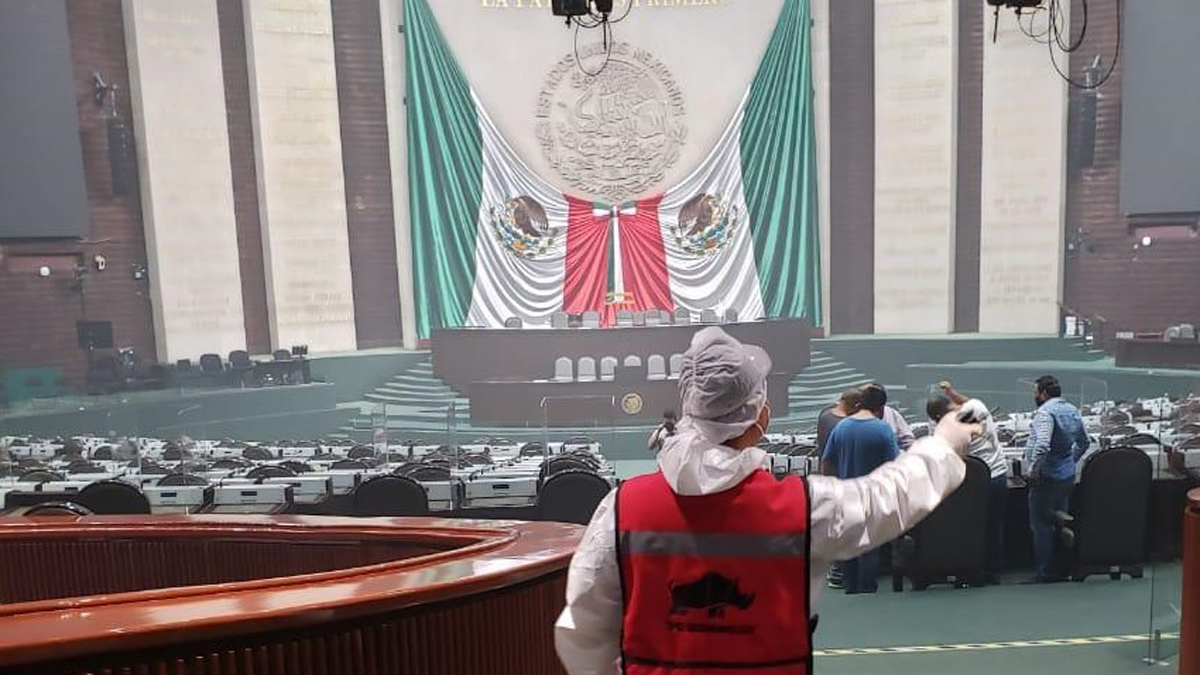Sanitizan Cámara de Diputados previo a recibir Segundo Informe de Gobierno de AMLO