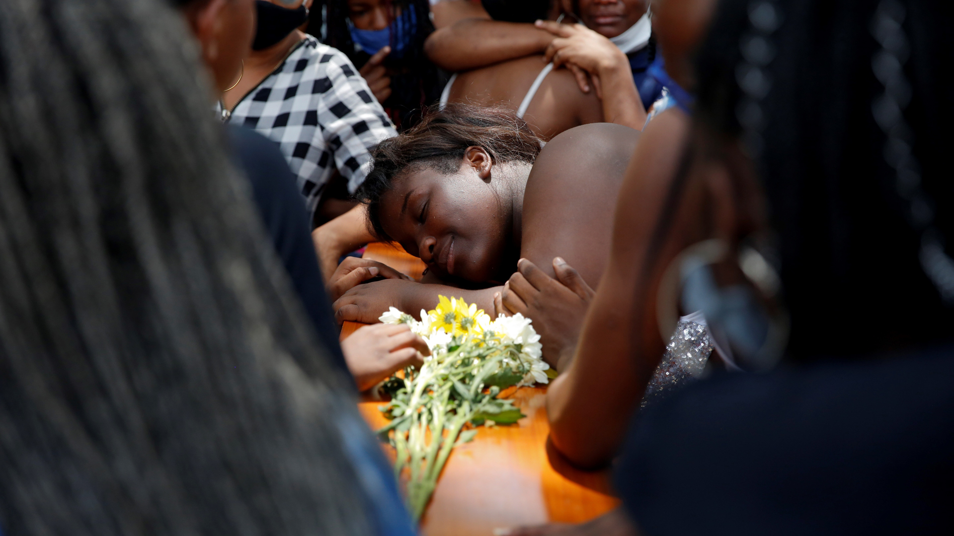 Nueva masacre en Colombia deja ocho jóvenes muertos - sepelio-de-una-de-las-cinco-victimas-de-matanza-en-cali-colombia