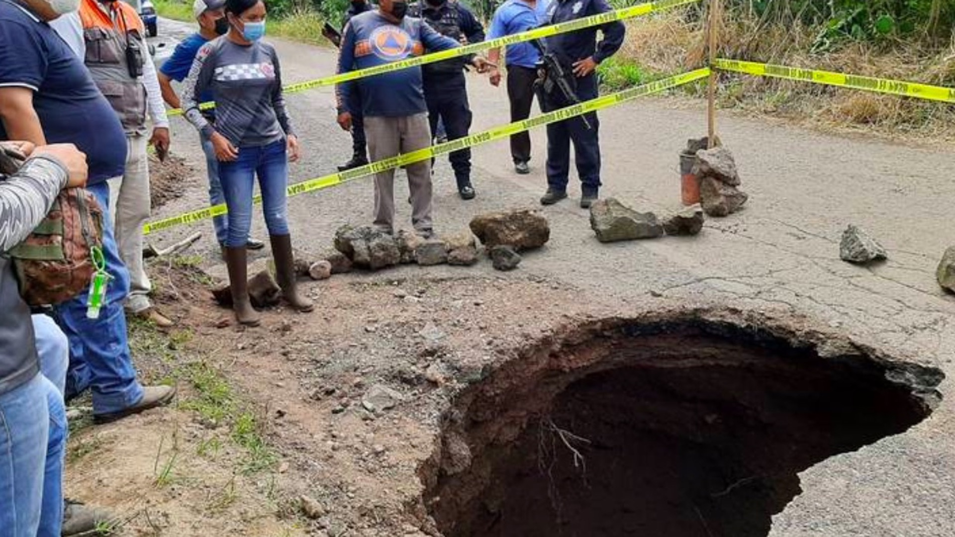 Fuertes lluvias provocan inundaciones, derrumbes y socavones en Veracruz