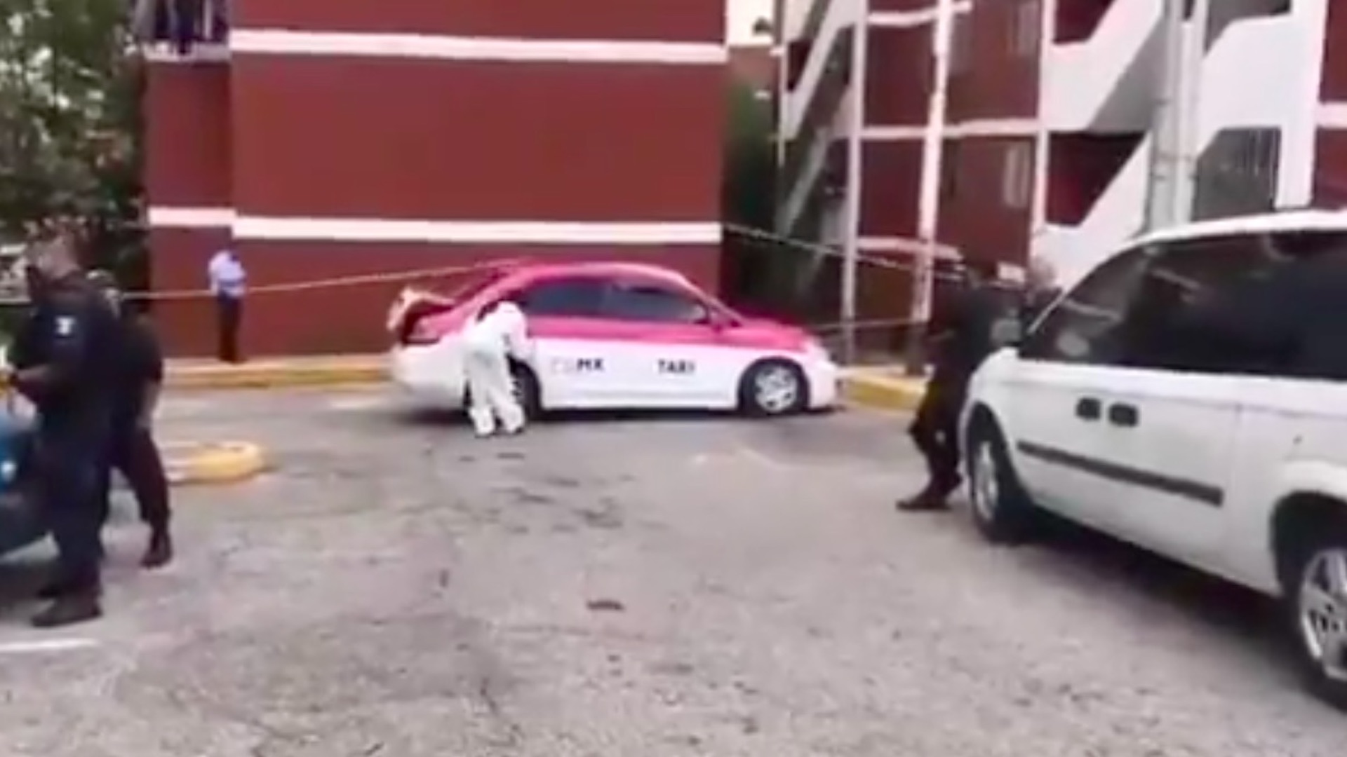 Encuentran dos cuerpos dentro de taxi en Coacalco