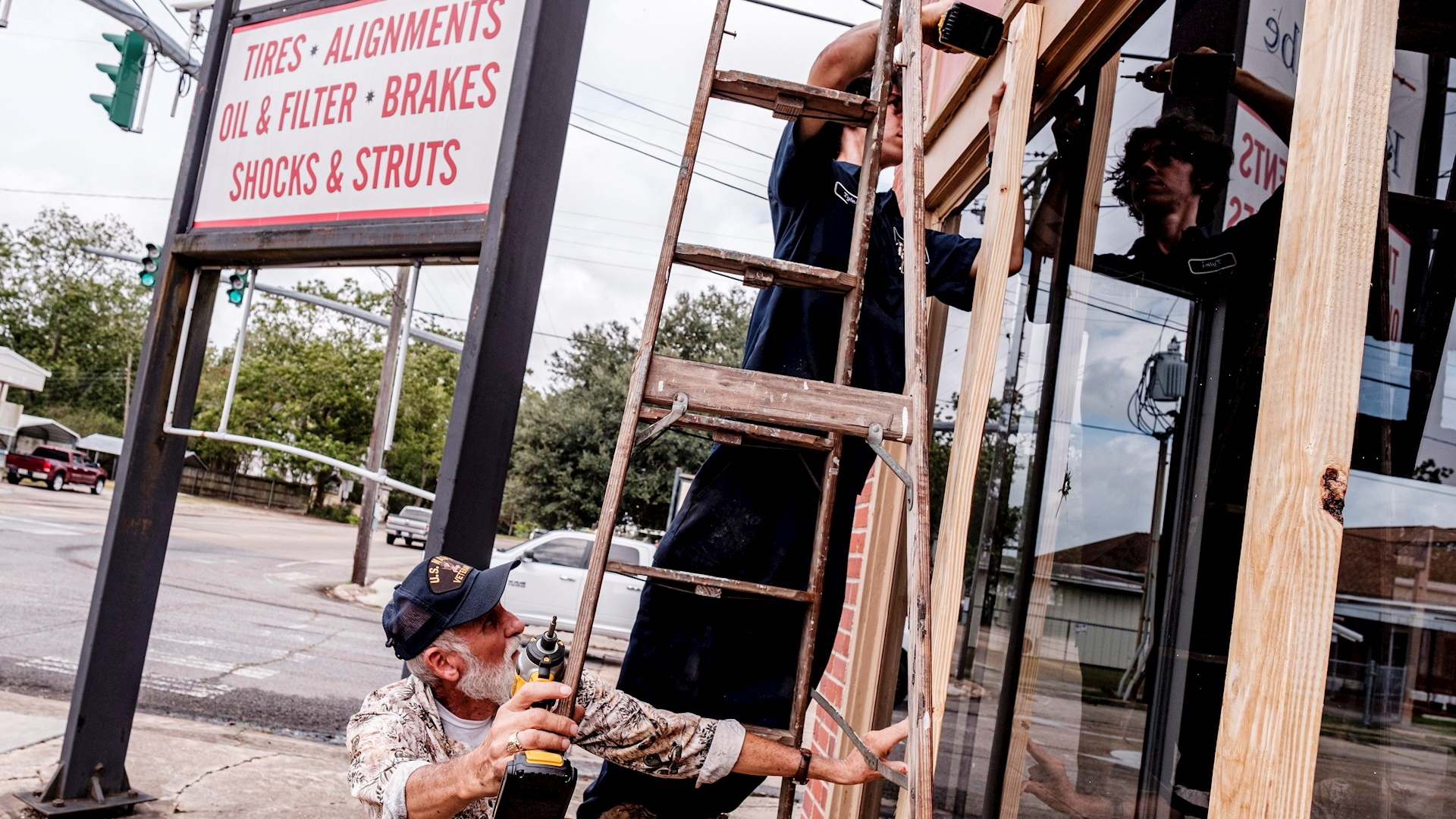 En Texas y Louisiana miles desalojan ante llegada del huracán Laura