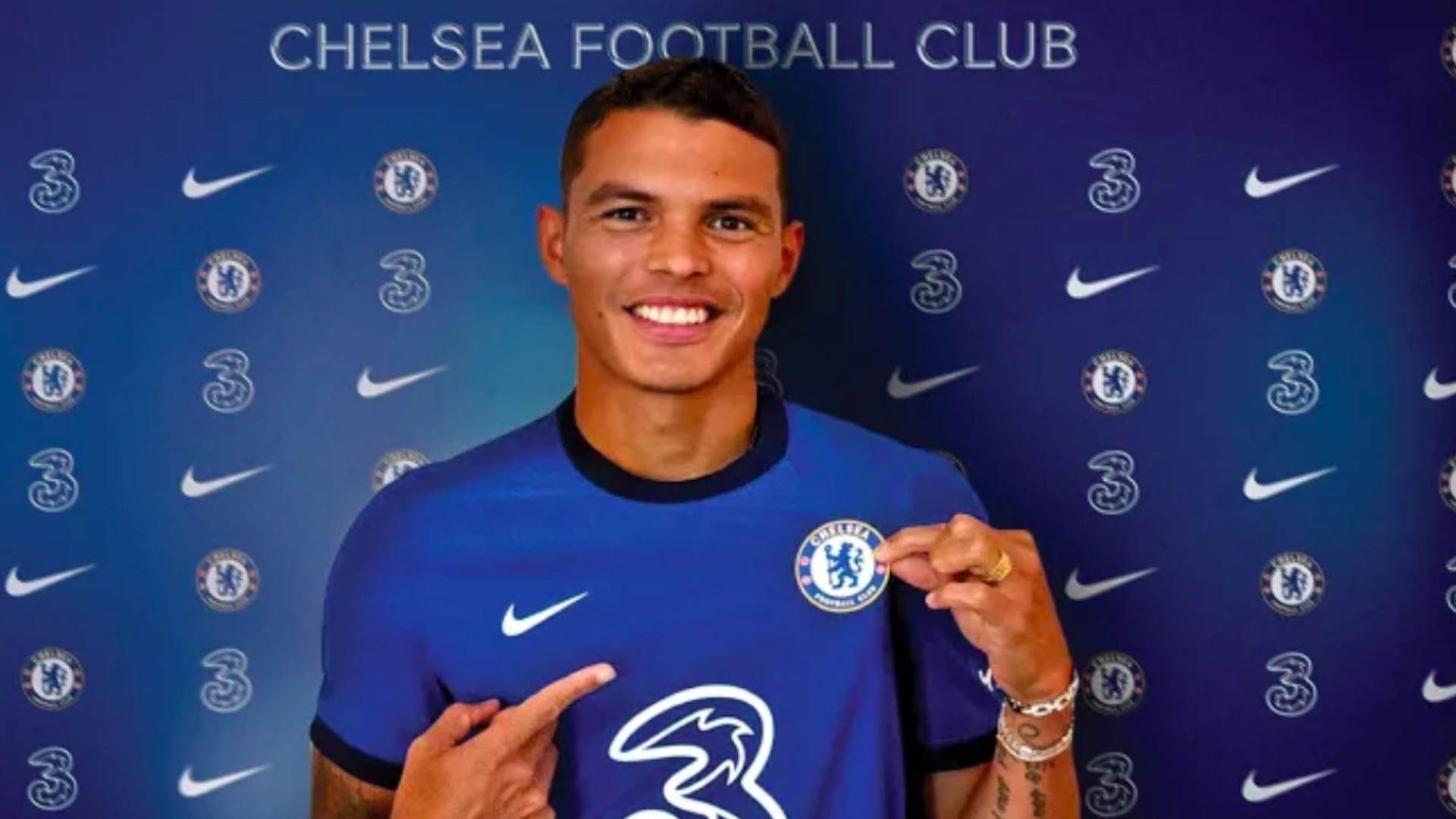 Thiago Silva llega al Chelsea; firma por una temporada