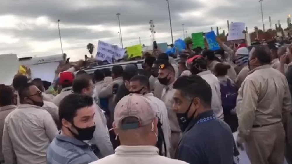 #Video Abuchean al senador Samuel García en clausura simbólica de refinería de Cadereyta