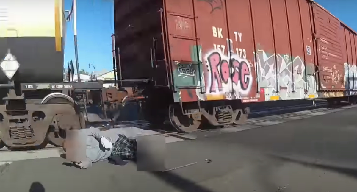 #Video Policía en California rescata a hombre en silla de ruedas de ser arrollado por tren
