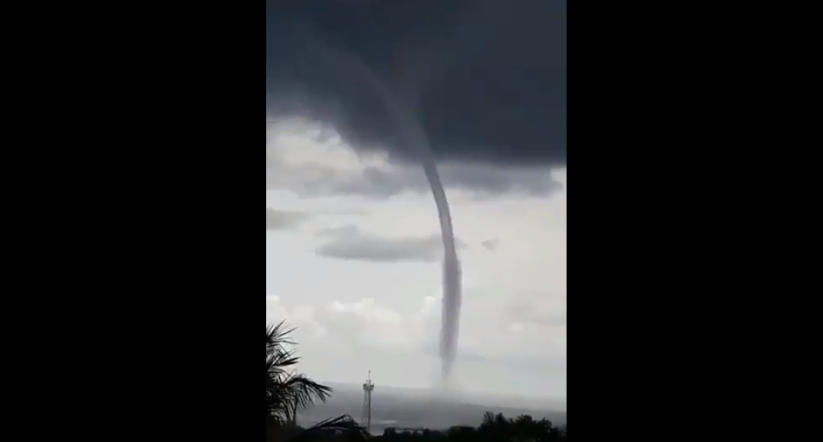 Genevieve genera tromba marina en Oaxaca