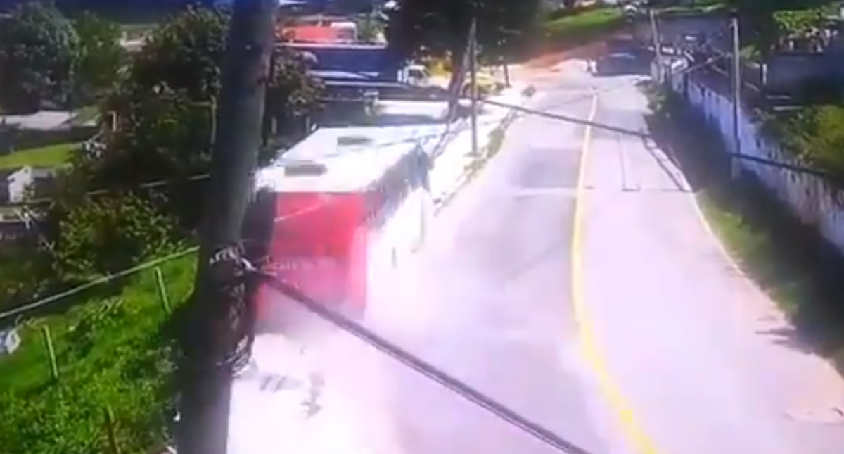 #Video Volcadura de camión en Edomex deja al menos dos muertos y 28 heridos #Video Volcadura de camión en Edomex deja al menos dos muertos y 28 heridos