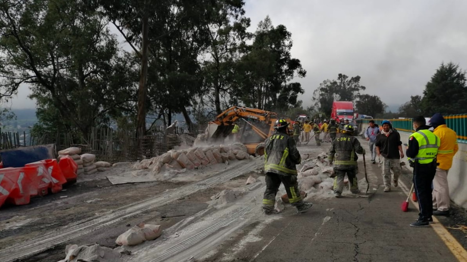 Vuelca tráiler en la México-Cuernavaca; reabren circulación tras varias horas de cierre