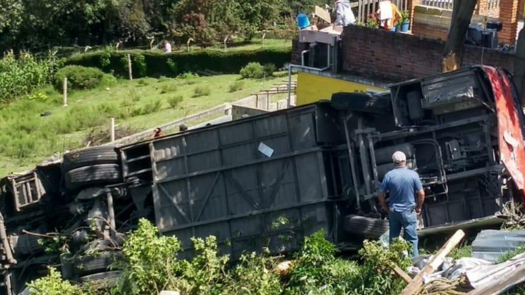 #Video Volcadura de camión en Edomex deja al menos dos muertos y 28 heridos - volcadura-isidro-fabela-accidente