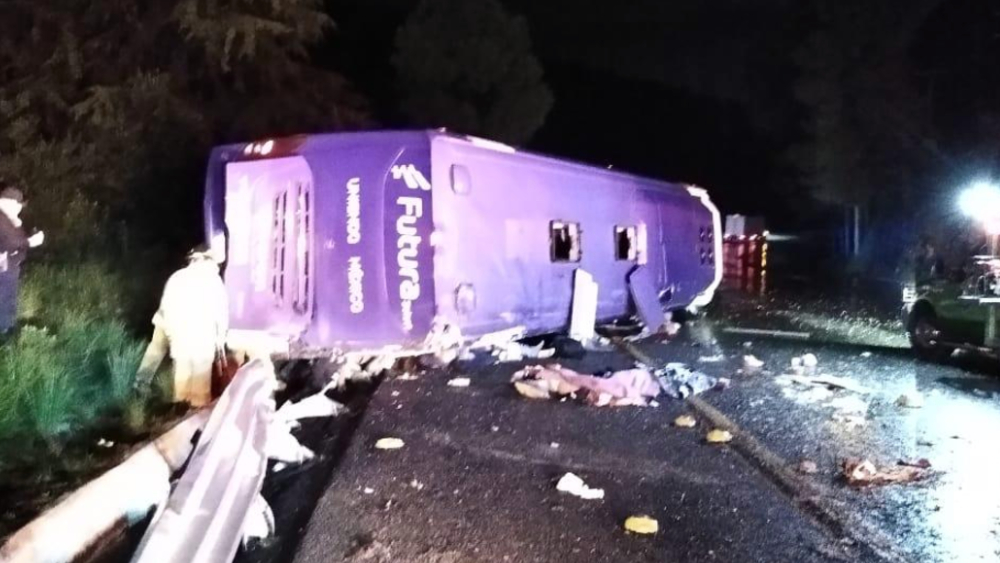 Volcadura de autobús en la México-Toluca deja 13 muertos y 27 heridos