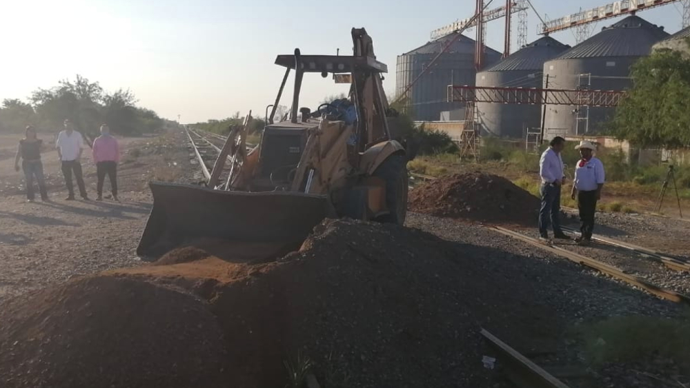 Yaquis liberan vía de tren en Sonora ante promesa de obra social