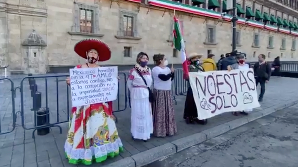 Llegan ‘adelitas’ en apoyo a AMLO por Segundo Informe de Gobierno