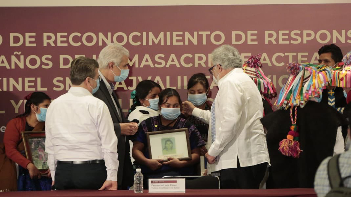 A casi 23 años, reconoce Gobierno de México responsabilidad en masacre de Acteal - alejandro-encinas-con-sobrevivientes-y-familiares-de-victimas-de-masacre-de-acteal