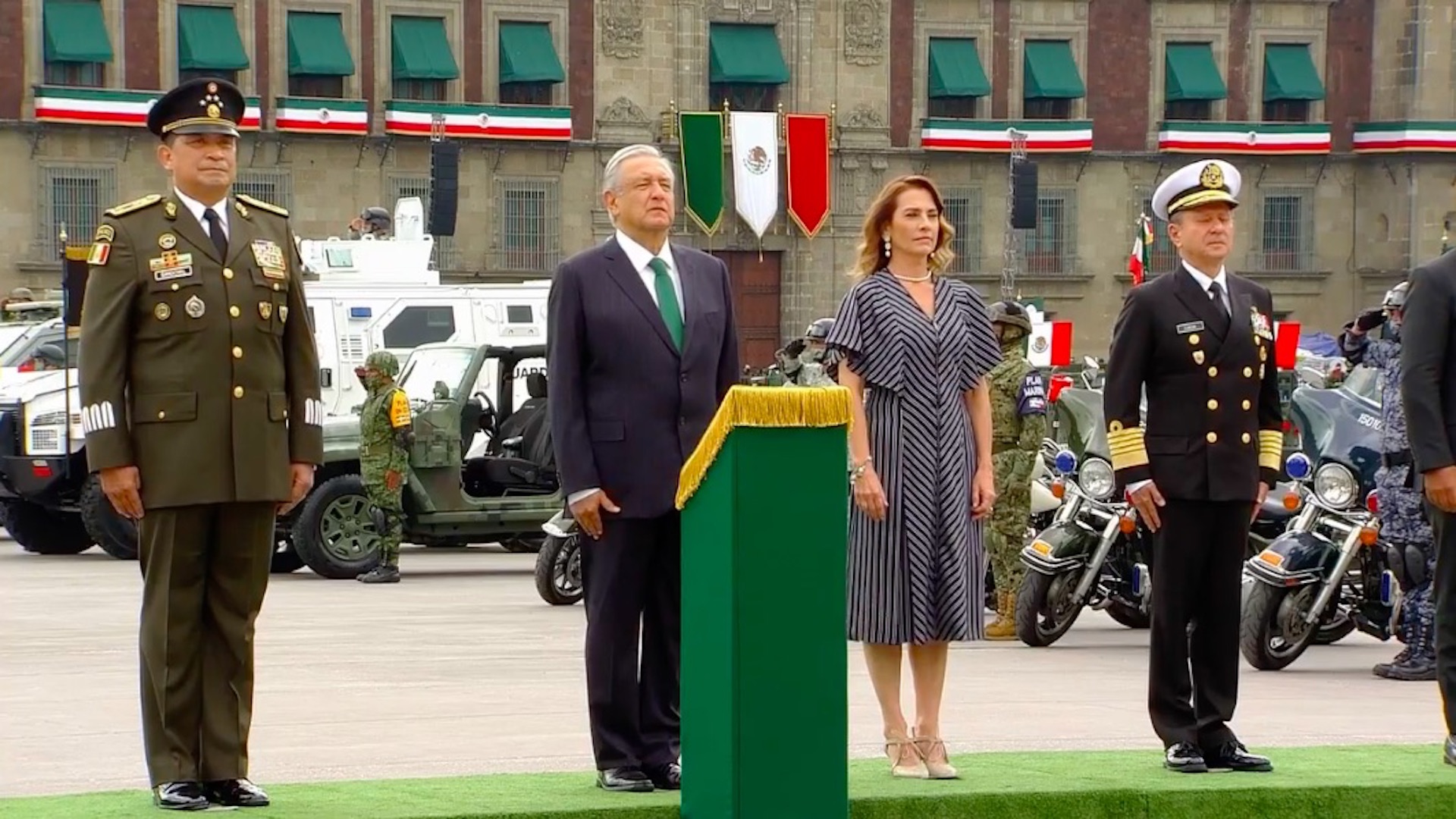 Sin público y con medidas sanitarias, así se llevó a cabo el desfile militar por la Independencia de México - amlo-1
