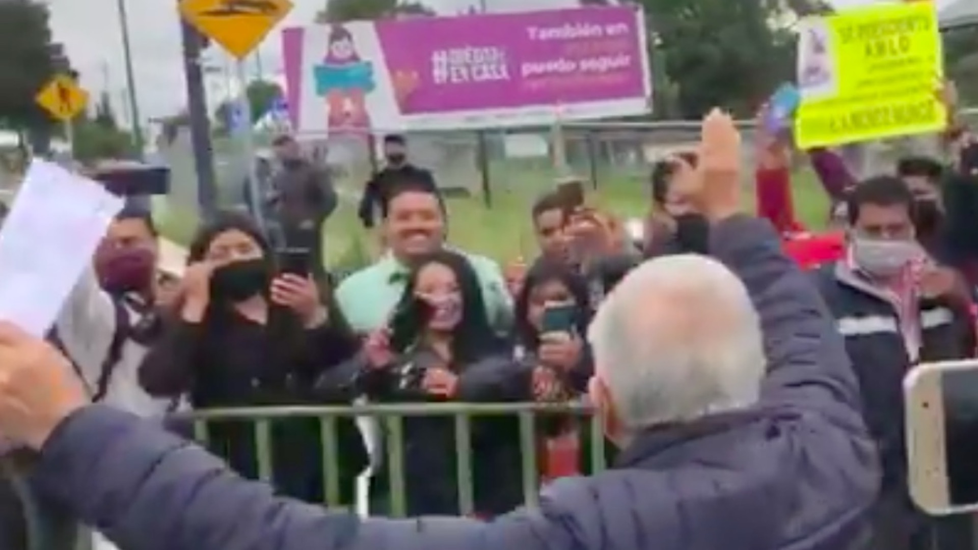 #Video López Obrador atiende a manifestantes por primera vez desde el inicio de la pandemia