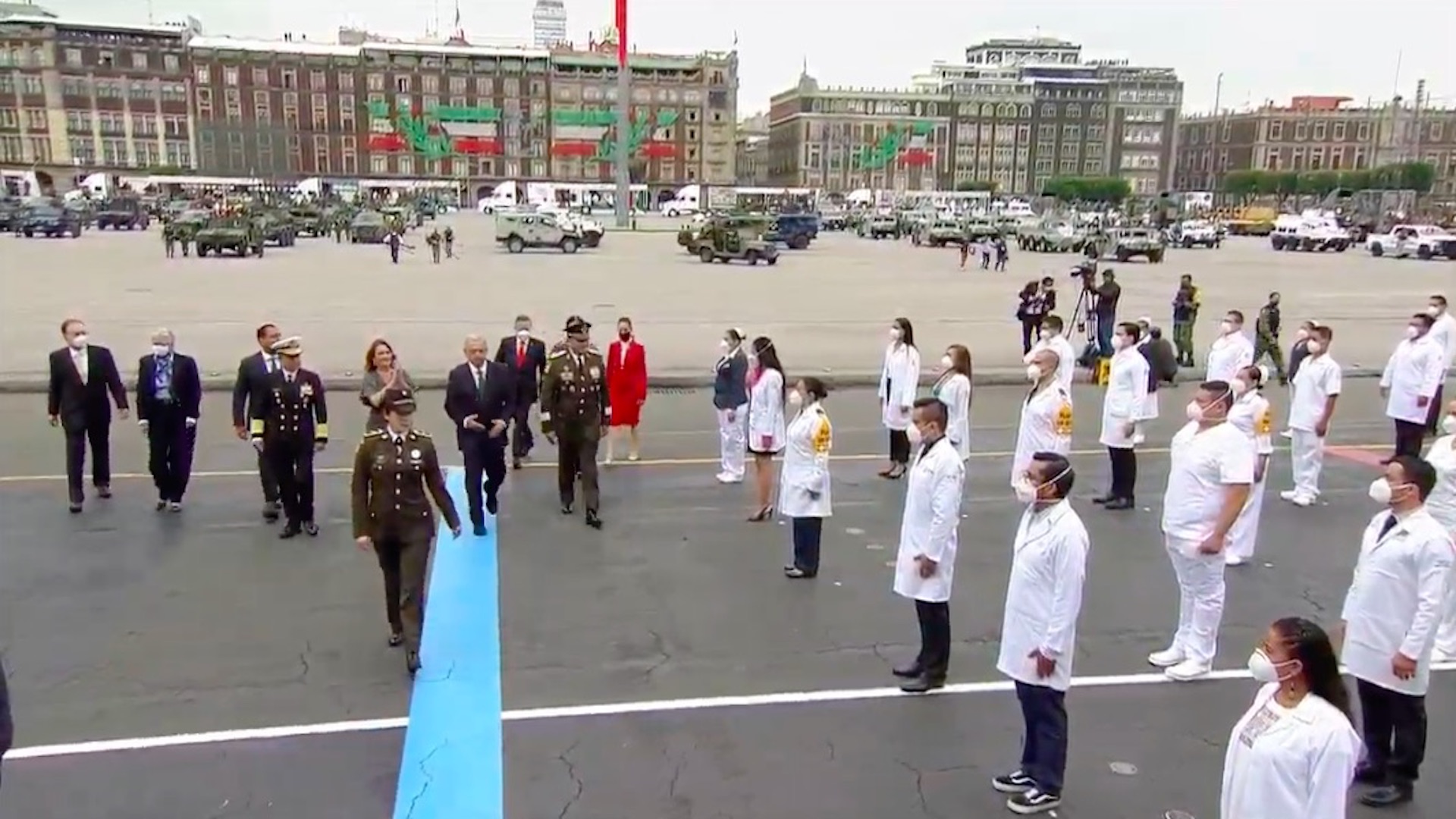 Sin público y con medidas sanitarias, así se llevó a cabo el desfile militar por la Independencia de México - amlo-medicos