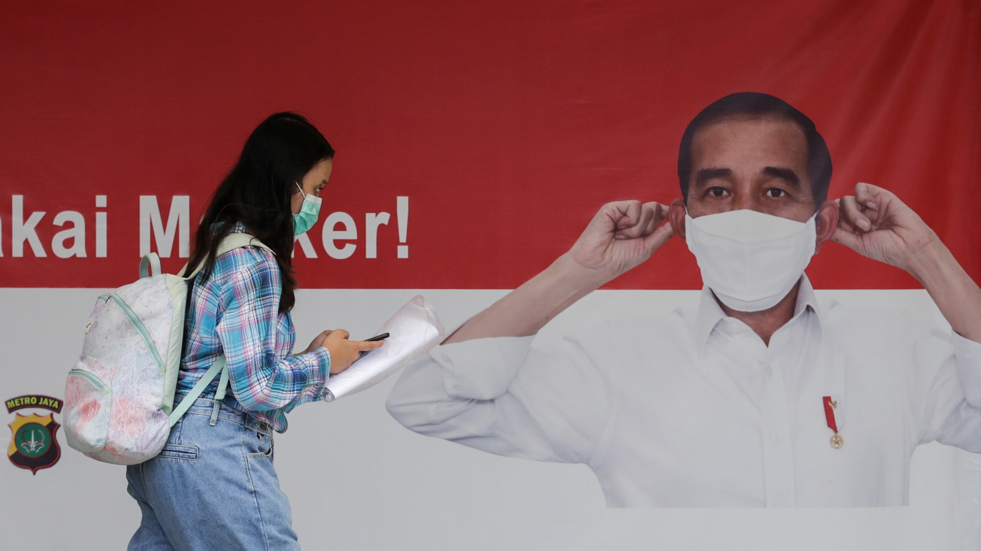 Obligan en Indonesia a quienes no usan cubrebocas a cavar tumbas para víctimas de COVID-19 - anuncio-en-indonesia-que-llama-a-utilizar-cubrebocas