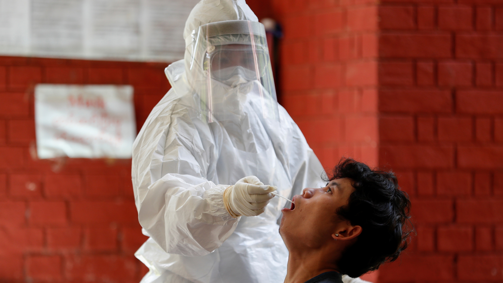 El mundo alcanza 32.7 millones de casos de COVID y supera las 990 mil muertes