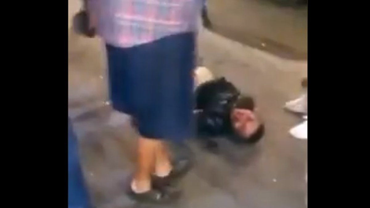 #Video Dan golpiza a presunto asaltante en Ecatepec por apuntar pistola contra menor