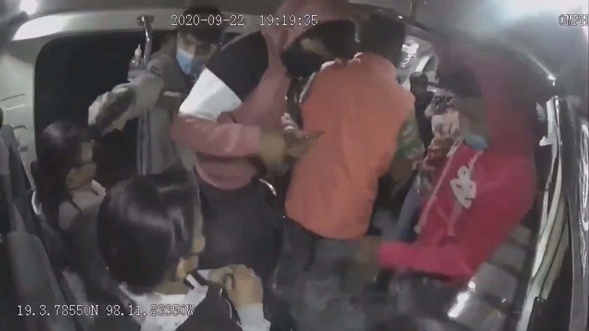 #Video Asalto a pasajeros en transporte público de Puebla; detienen a 3, entre ellos una menor de 15 años #Video Asalto a pasajeros en transporte público de Puebla; detienen a 3, entre ellos una menor de 15 años