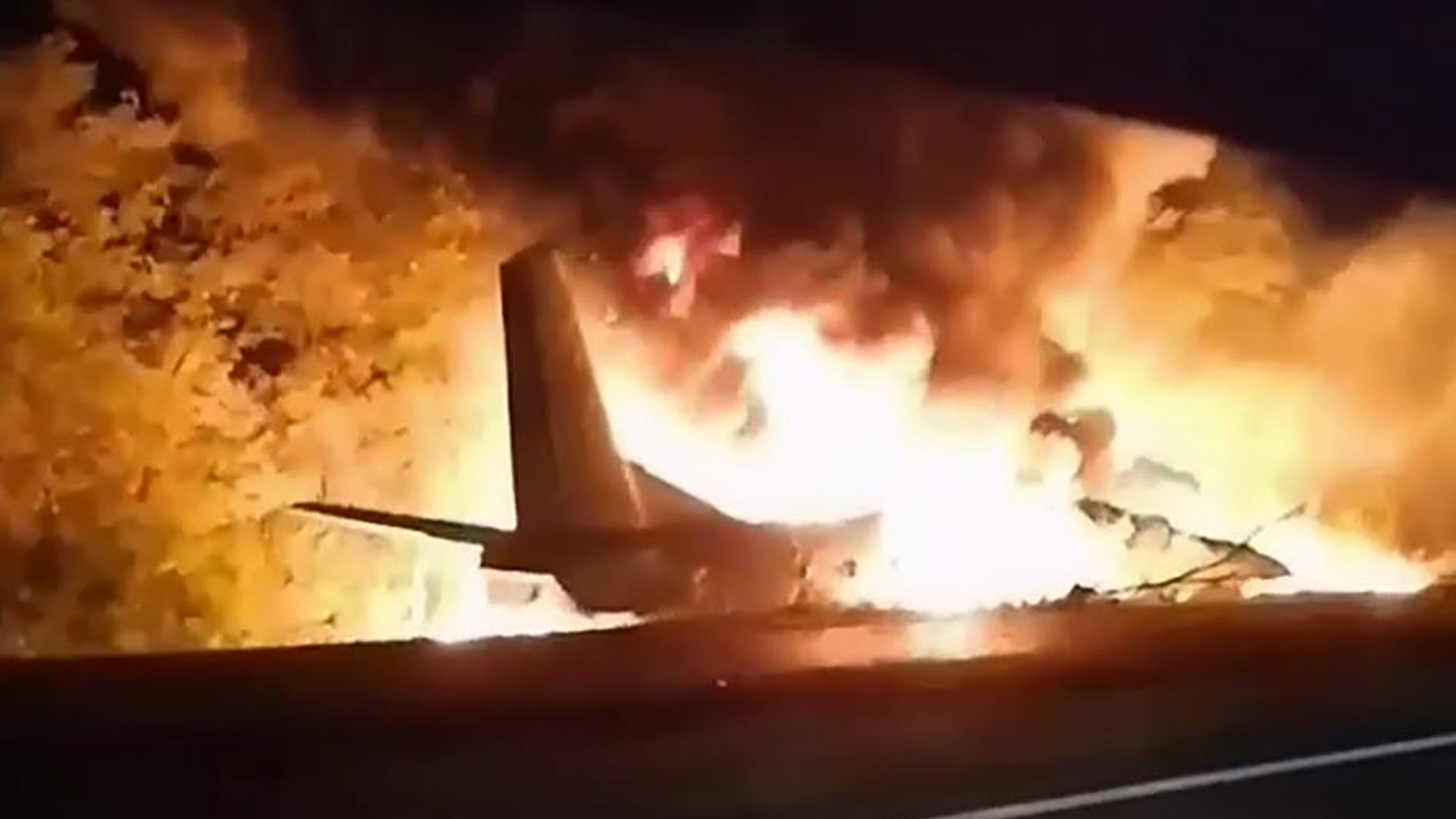 Caída de avión militar en Ucrania deja al menos 22 muertos Caída de avión militar en Ucrania deja al menos 22 muertos