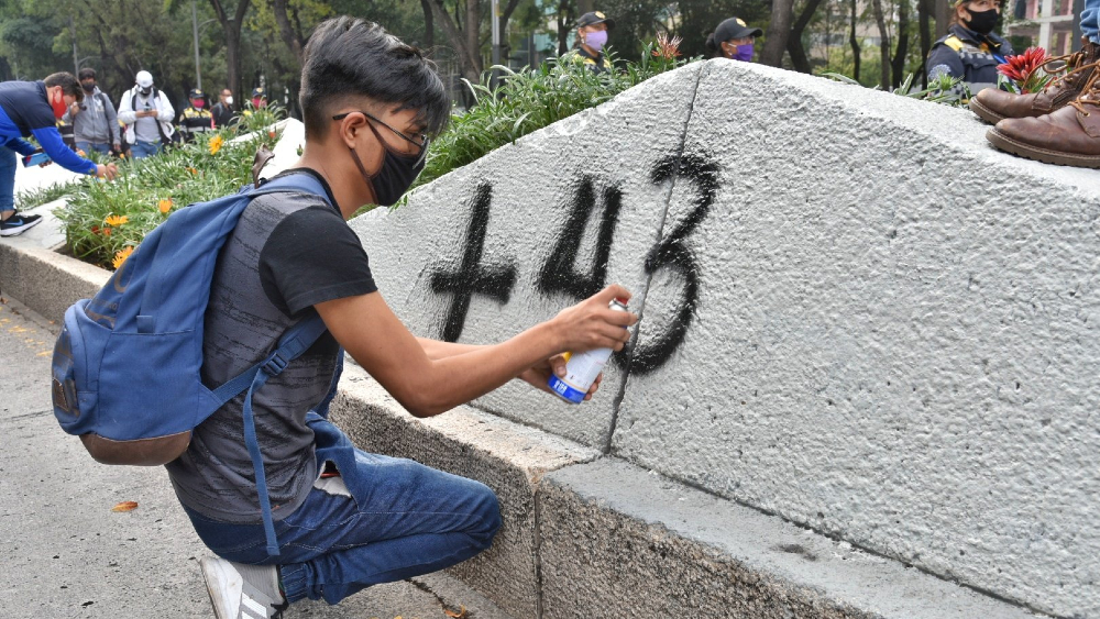 Exigen justicia en marcha nacional por Ayotzinapa; realizan pintas en Palacio Nacional - ayotzinapa-marcha-cdmx-2
