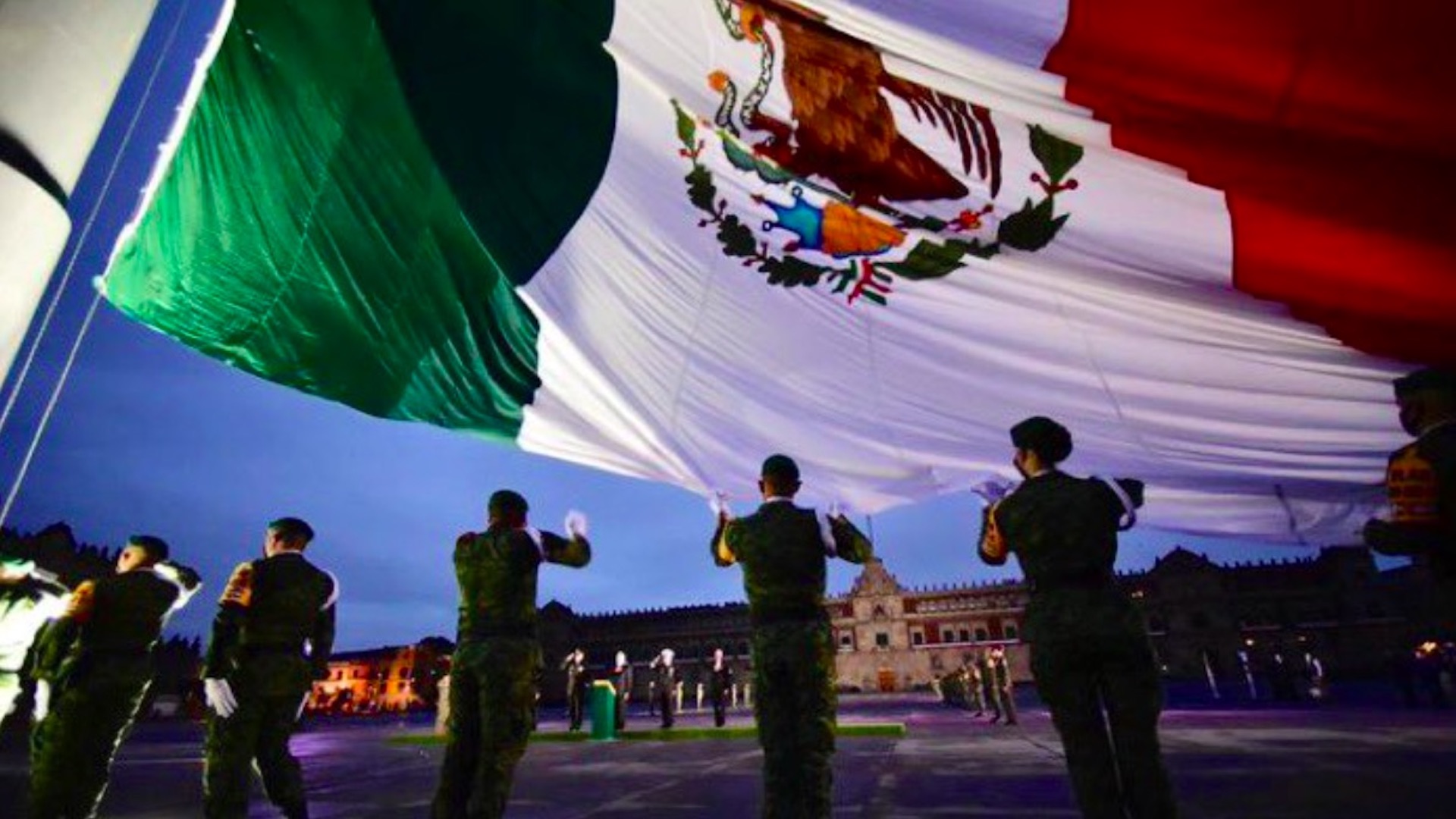 Izan Bandera en el Zócalo en memoria de víctimas de sismos de 1985 y 2017