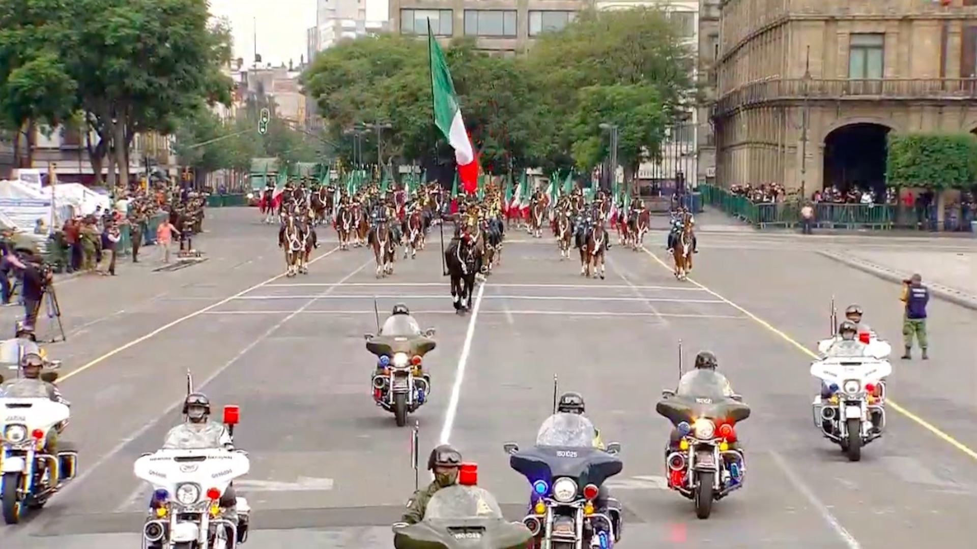 Sin público y con medidas sanitarias, así se llevó a cabo el desfile militar por la Independencia de México - bandera
