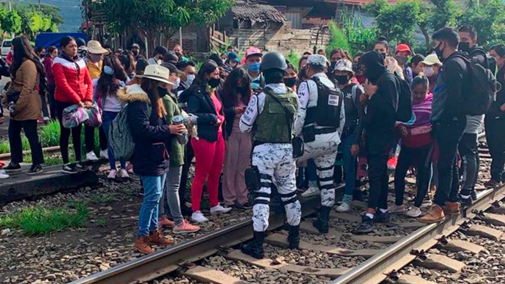 Bloqueos de normalistas a vías del tren en Michoacán provocan pérdidas de 100 mdp; FGR inicia investigación
