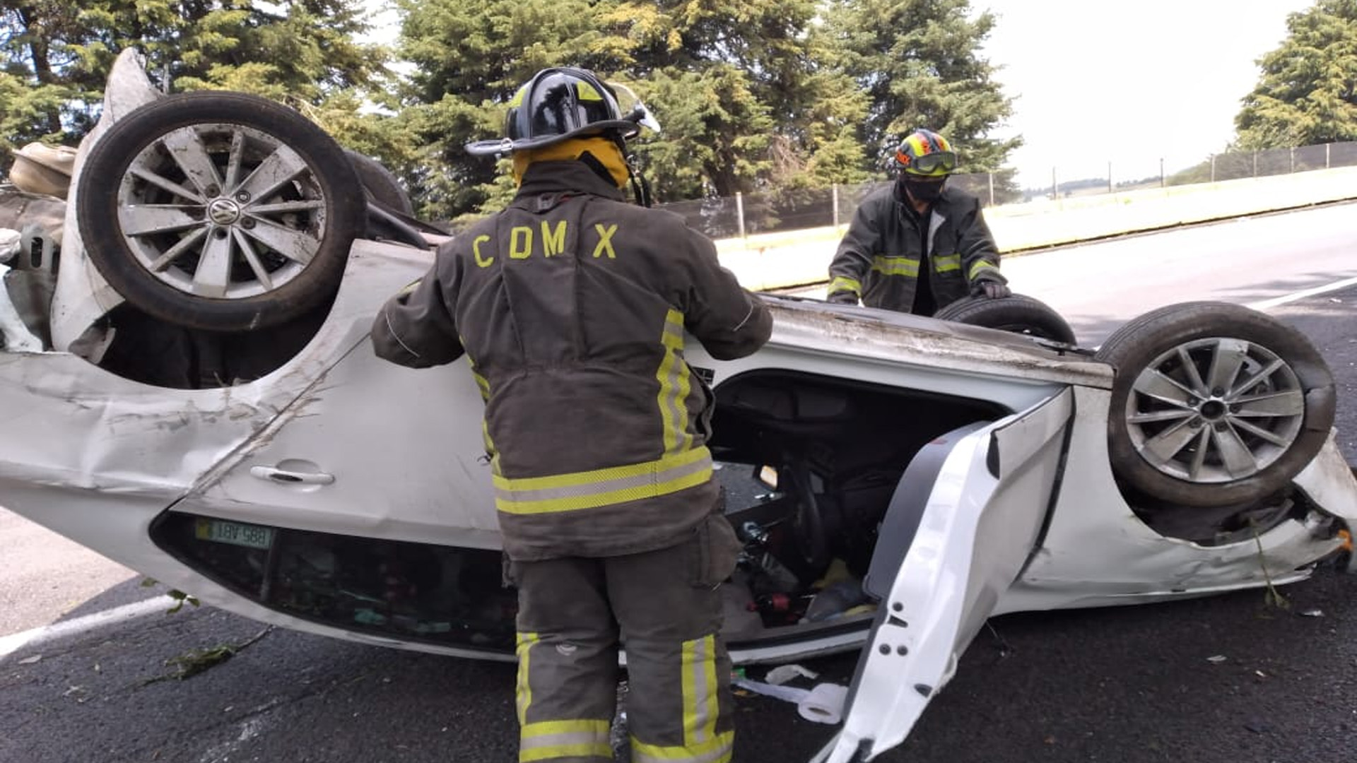 Vuelca auto sobre la México-Cuernavaca; conductor se da a la fuga