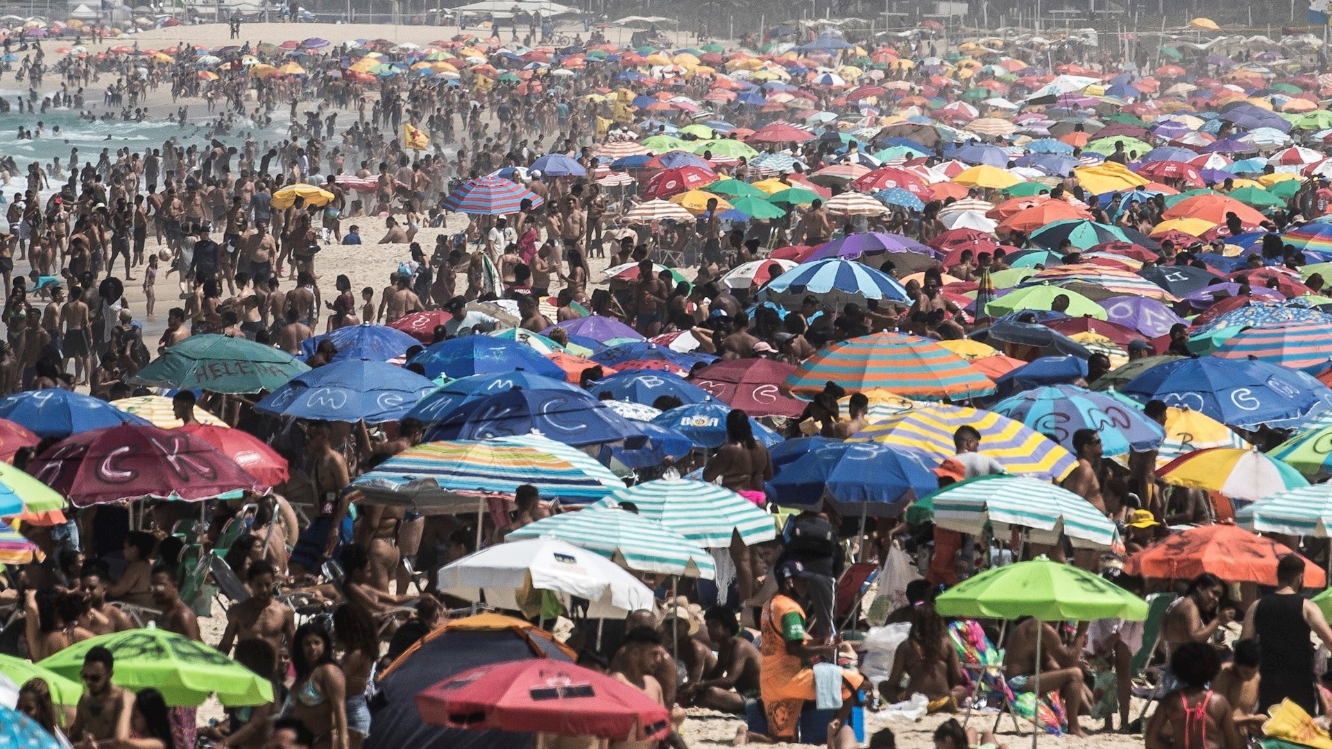Playas de Río de Janeiro lucen repletas de bañistas en medio del desconfinamiento