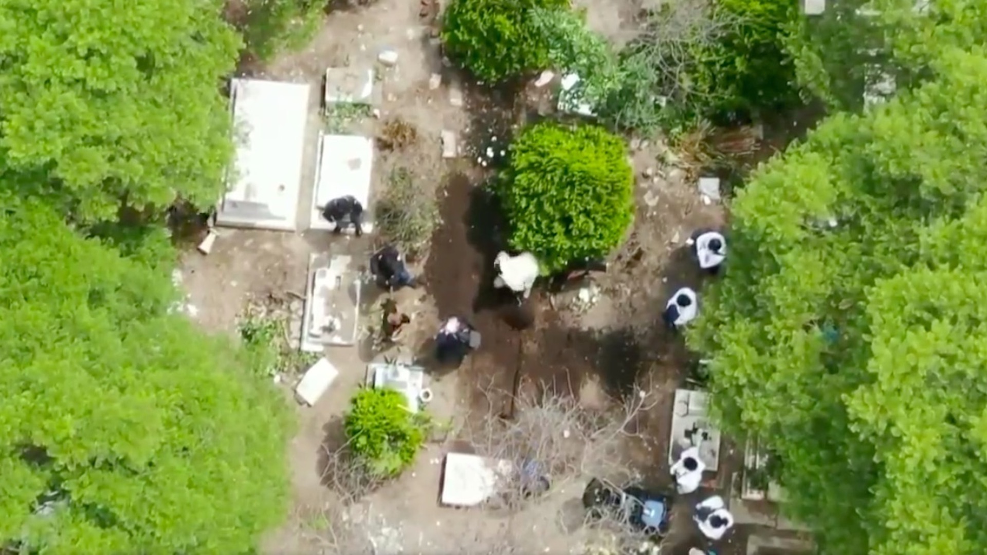 FGJ busca en panteón de Azcapotzalco indicios sobre jóvenes desaparecidos tras asistir a fiesta