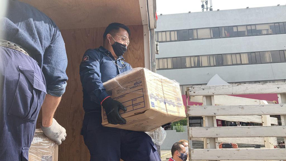 Recibe INE firmas recabadas para aprobar consulta sobre juicio a expresidentes