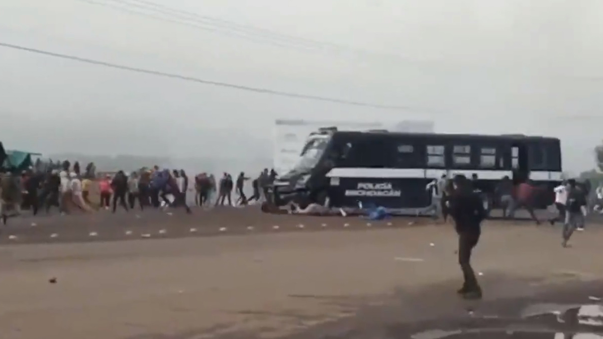 #Video Embiste camión de la Policía de Michoacán a normalistas en Tiripetío