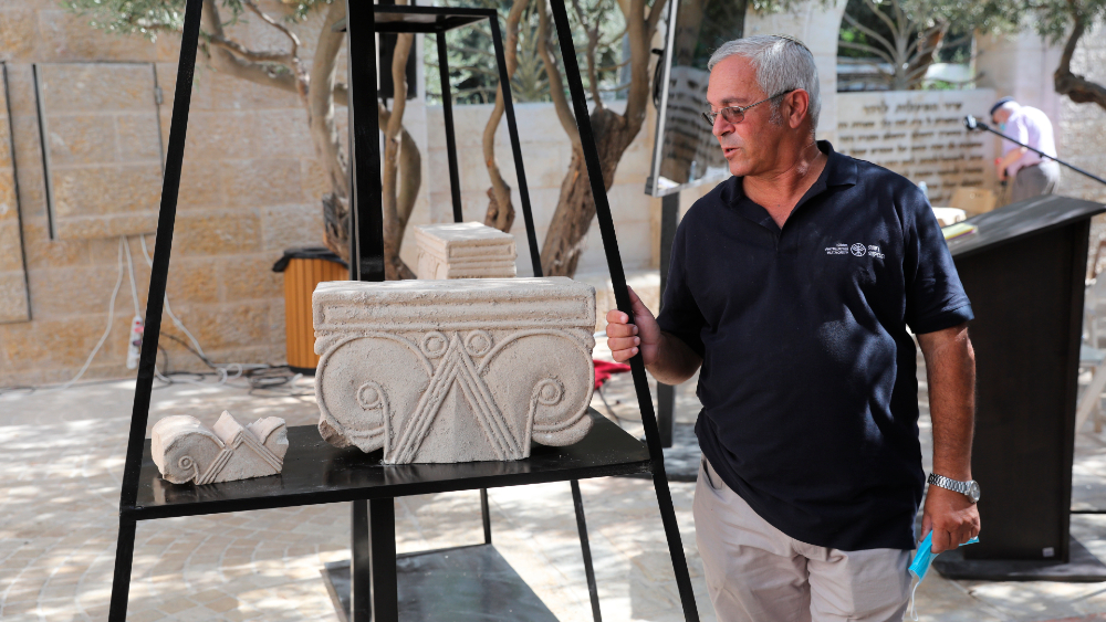 Hallan suntuosos capiteles de monumento milenario de la antigua Jerusalén