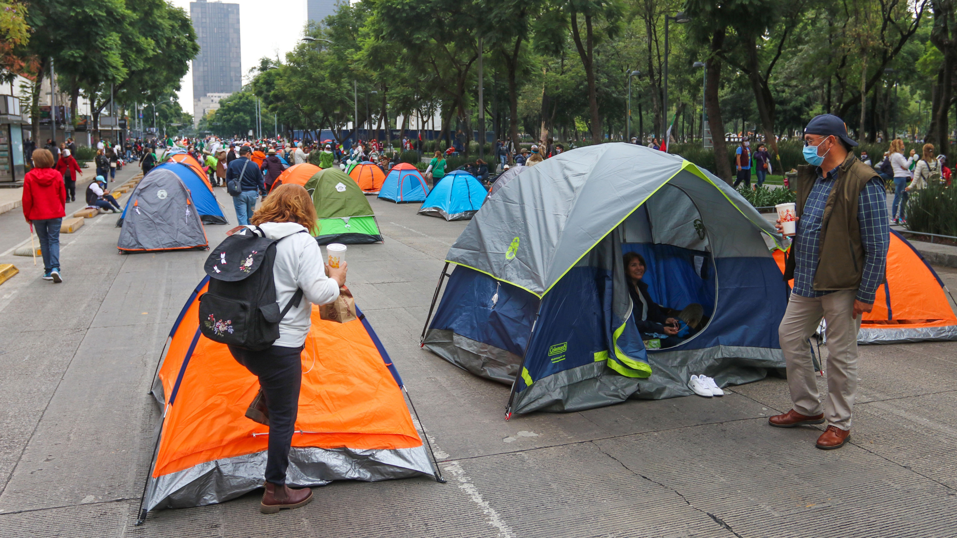 Dirigente de FRENAAA abandona campamento de Avenida Juárez - casas-de-campana-de-manifestantes-de-frenaaa-contra-lopez-obrador-en-la-cdmx