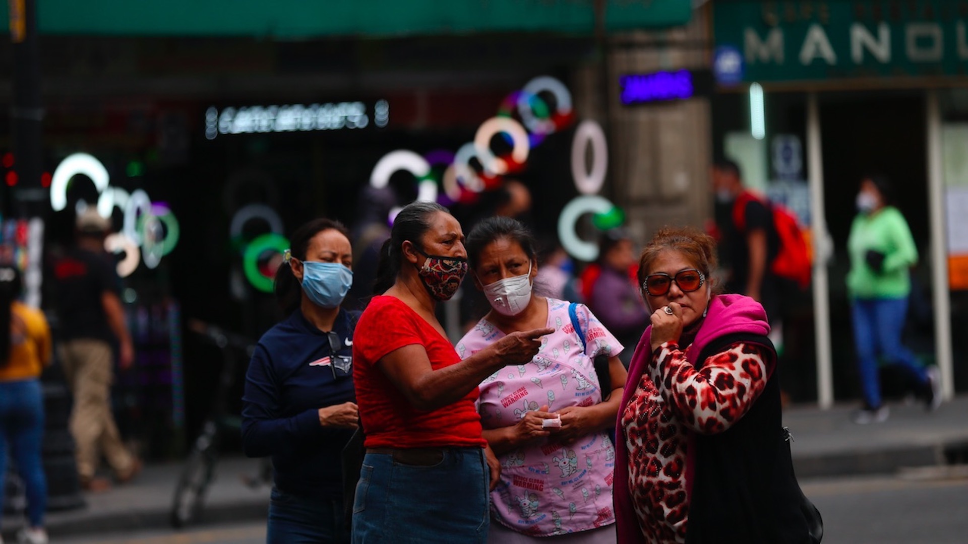 Banco de México advierte riesgos por gestión de la pandemia y vacunación