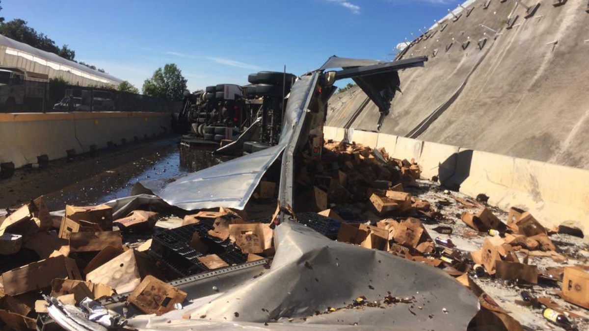 #Video Roban cervezas en Edomex tras volcadura de tráiler