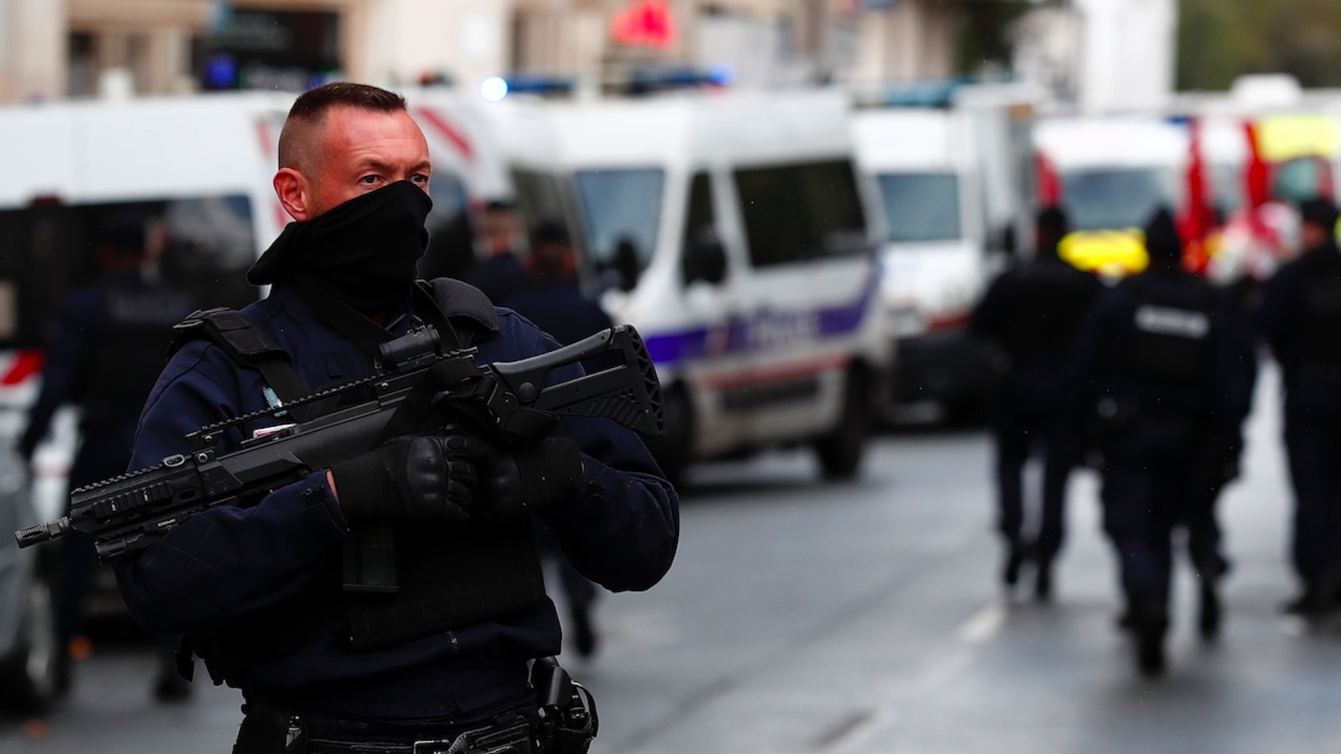 Ataque con arma blanca en París deja dos heridos en antigua sede de Charlie Hebdo; detienen a un sospechoso