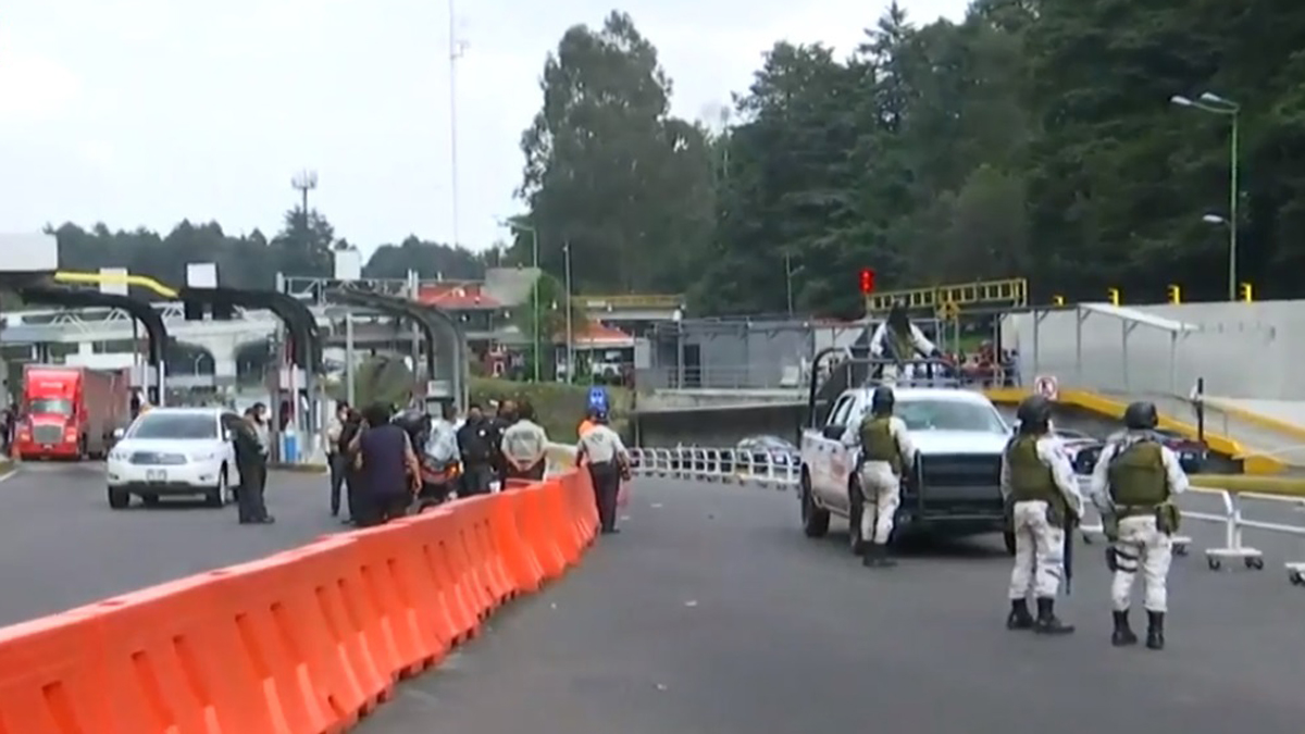 Normalistas toman caseta La Venta de la México-Toluca - cierre-de-la-mx-tol-a-la-altura-de-la-caseta-la-venta-por-presencia-de-normalistas