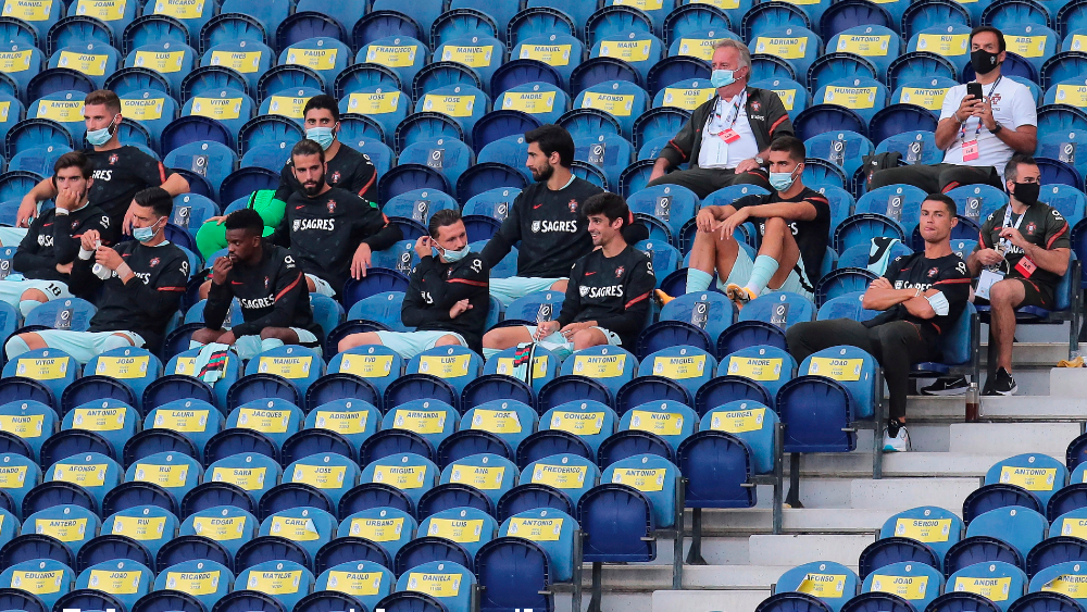 #Video Cristiano Ronaldo advertido por no usar cubrebocas en la grada