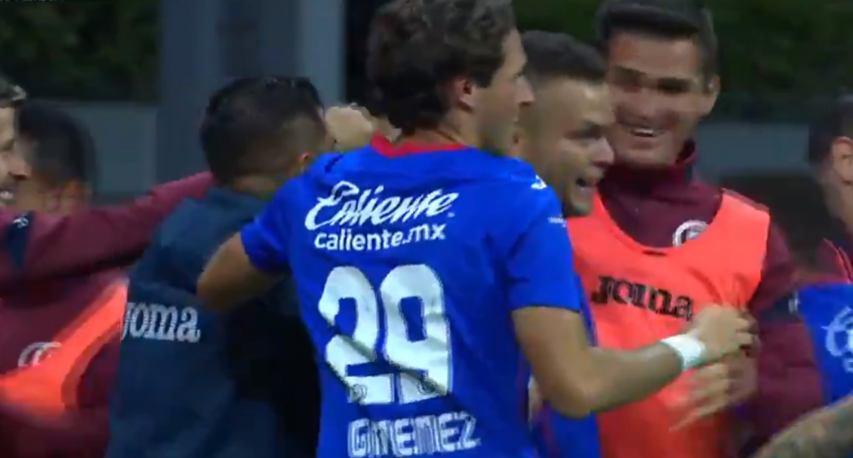 Cruz Azul derrota a Pachuca con gol de último minuto