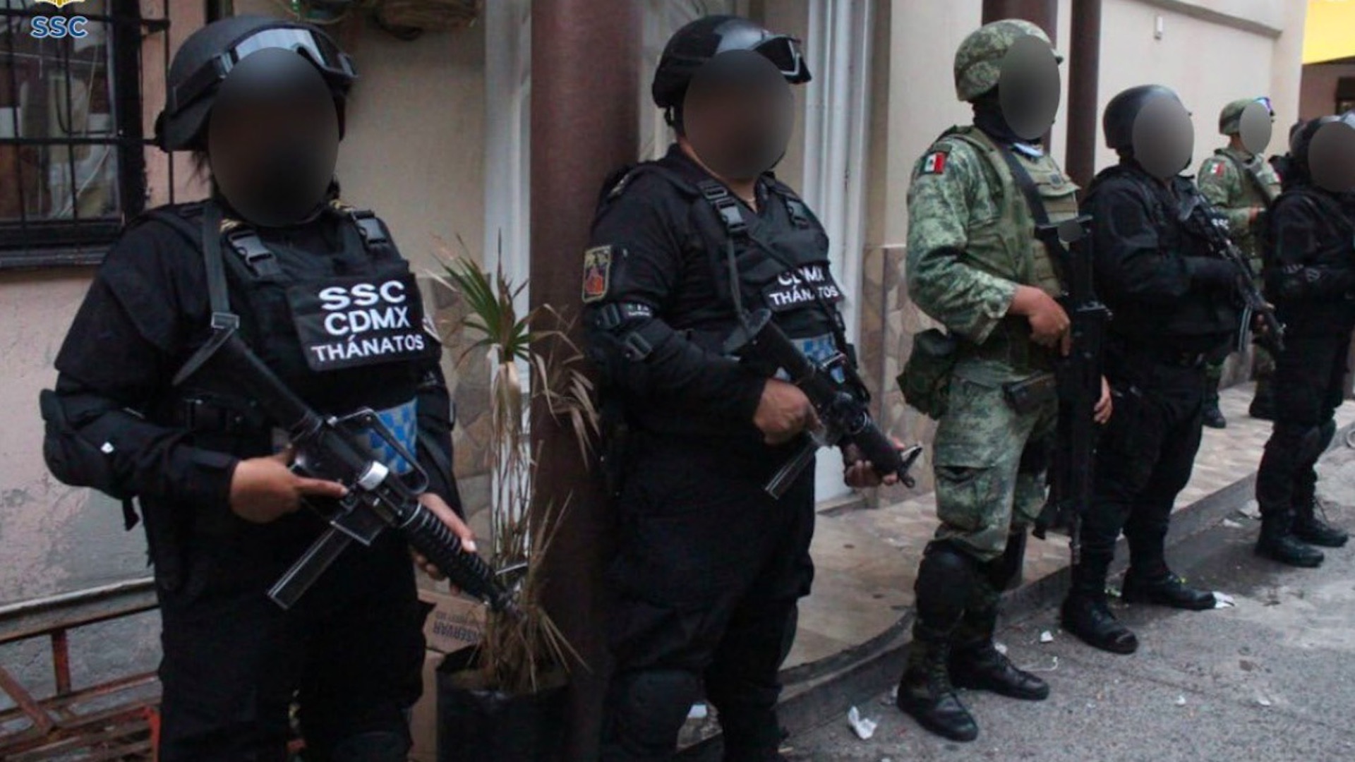 Detienen a 15 en ocho cateos en Venustiano Carranza; decomisan más de 800 dosis de narcóticos