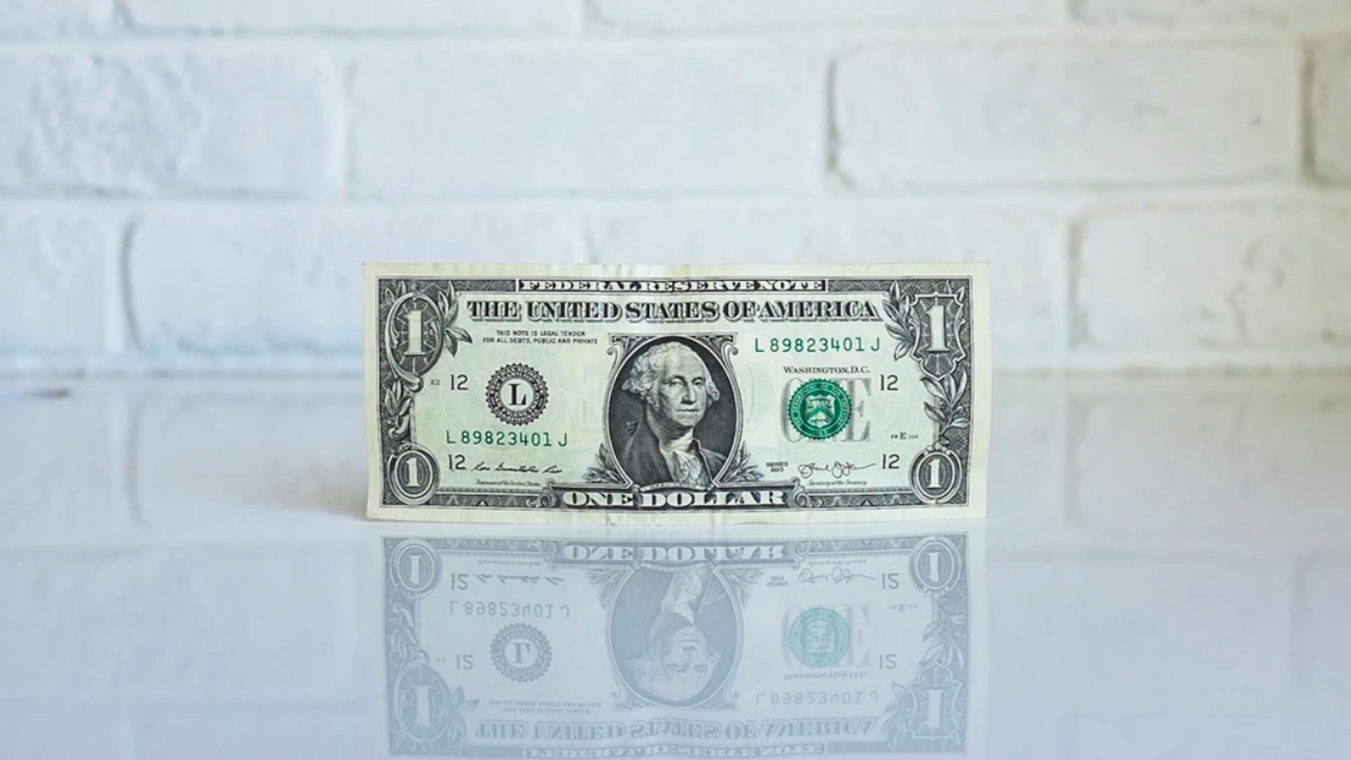 Peso sufre su caída más importante frente al dólar desde junio; dólar cierra en 22.39 pesos