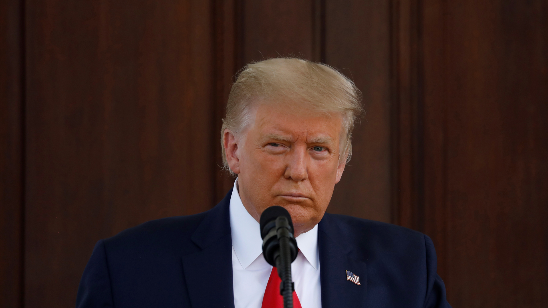 Intercambian Trump y Biden acusaciones de politizar vacuna contra COVID-19