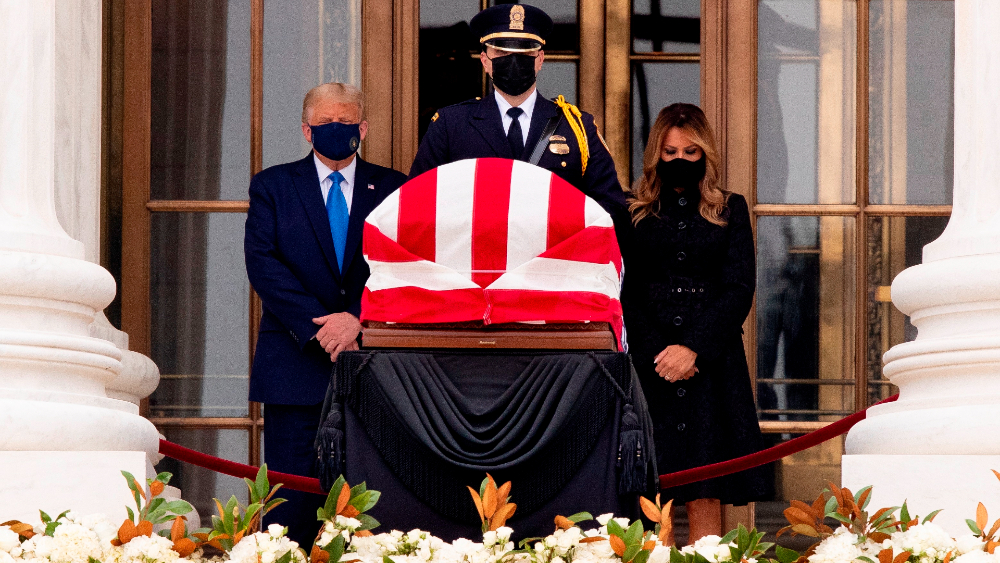 “¡Votemos para que se vaya!”, abuchean a a Trump en su visita a capilla ardiente de la jueza del Supremo